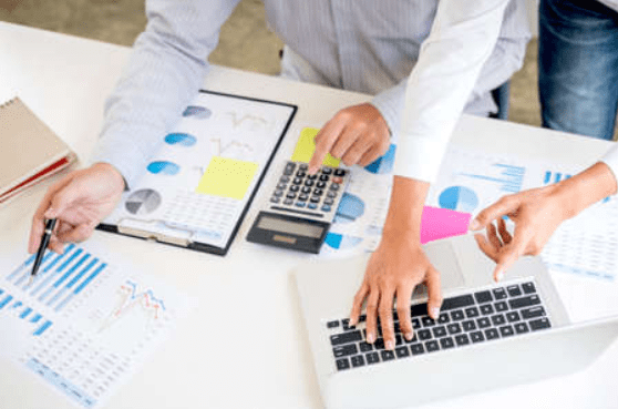 Menschen, die gemeinsam an Finanzdokumenten arbeiten