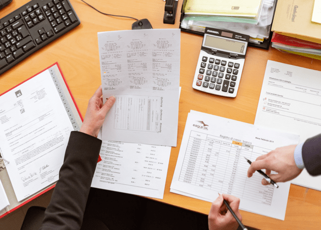 Personen, die Finanzdokumente prüfen